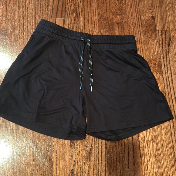 Black shorts with pockets - Picture 1 of 1